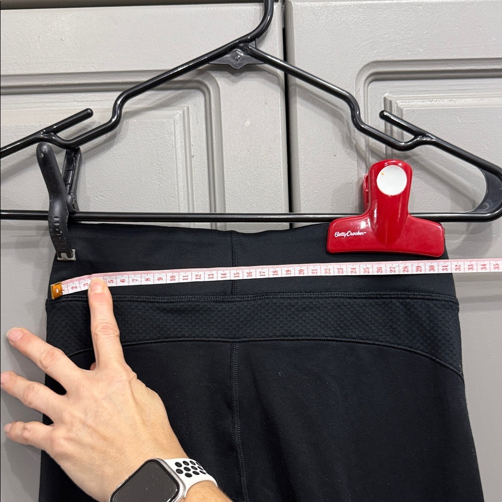 Under Armour Black Leggings with White Pattern - Picture 6 of 6